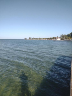 Piscina e praia em condomínio fechado.